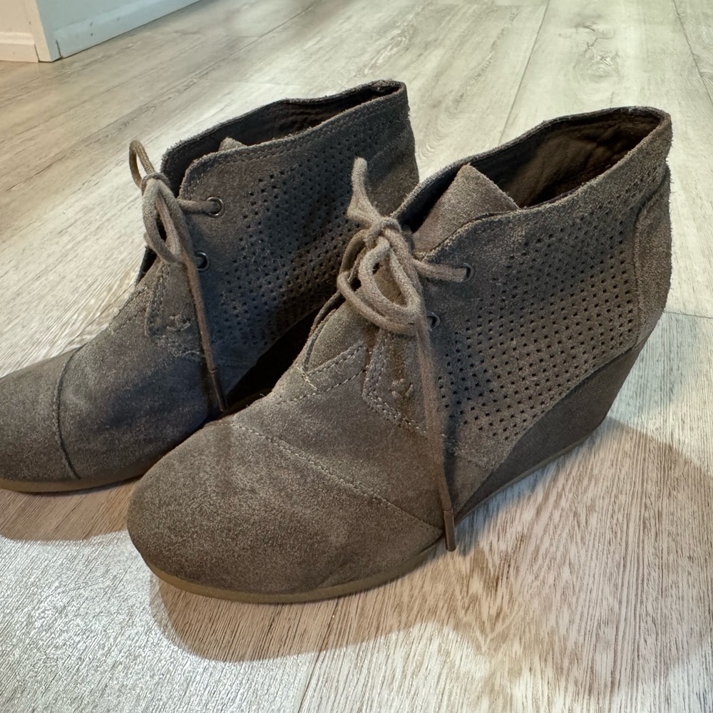 TOMS Shoes Womens Size 5.5 Suede Wedge Booties Lace Up Perforated Ankle Boots